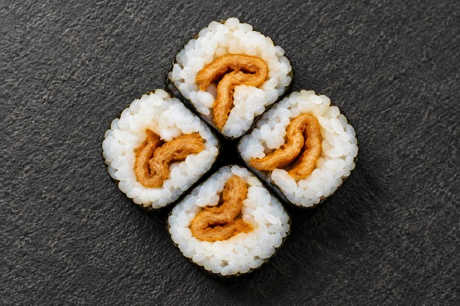 Inari Maki vor dunklem Hintergrund
