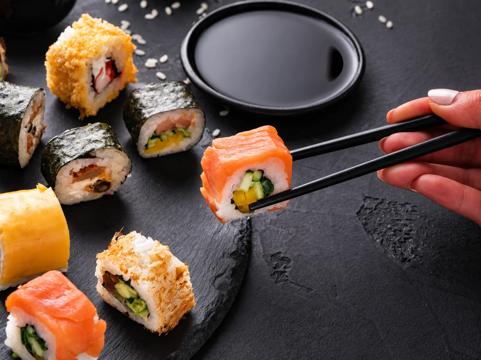 Sushi auf dunklem Untergrund mit Stäbchen · Illustration