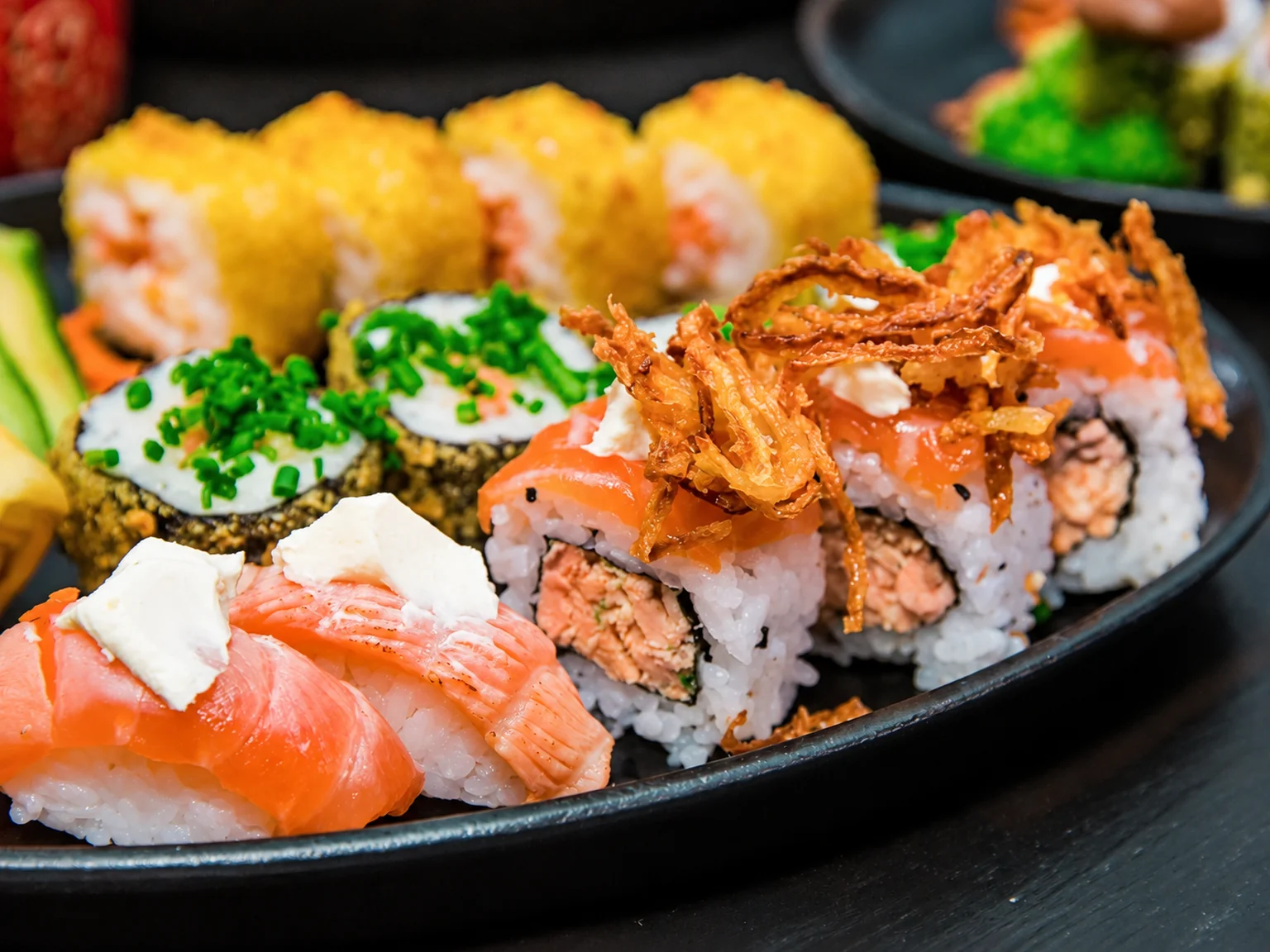 Sushi auf einem dunklen Teller · Illustration