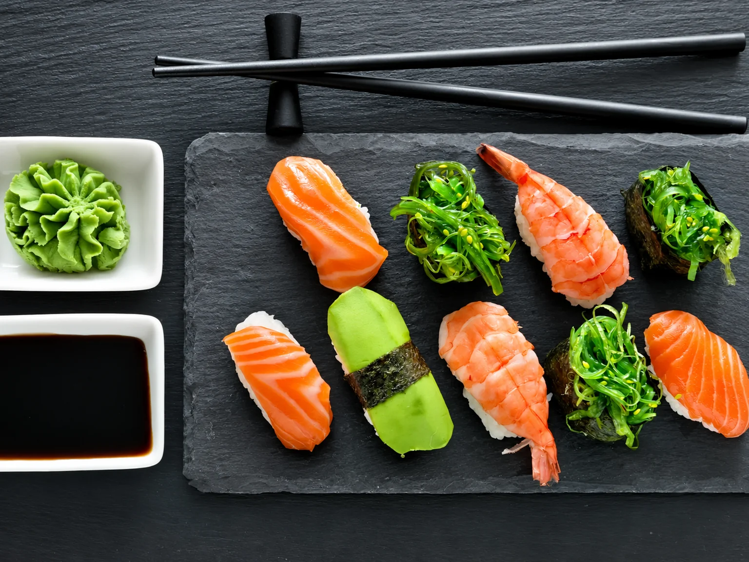 Sushi auf einer dunklen Platte · Illustration