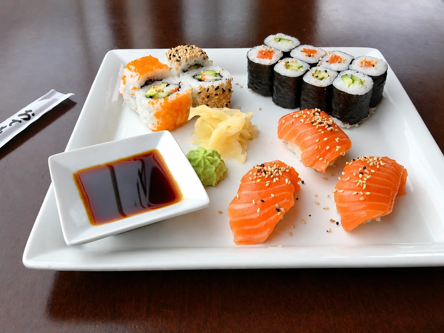 Sushi auf einem weißen Teller · Illustration